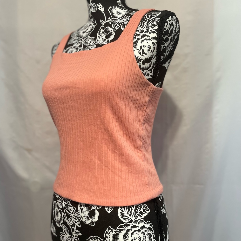 Cropped Tank Top - Picture 2 of 6